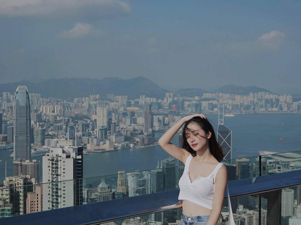 Khoe ảnh du lịch Hồng Kông nhưng điều mọi người quan tâm lại là nhan sắc đỉnh cao của Jun Vũ