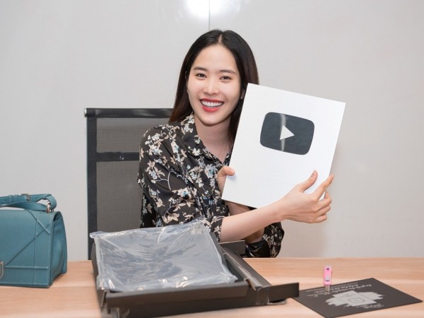 Nam Em xuất hiện rạng rỡ, tự lái xe tiền tỉ đi nhận nút bạc YouTube