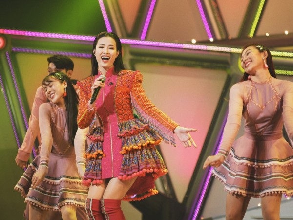 Đông Nhi diện trang phục dân tộc H'mông, đội nón lá trên sân khấu tại Nhật Bản