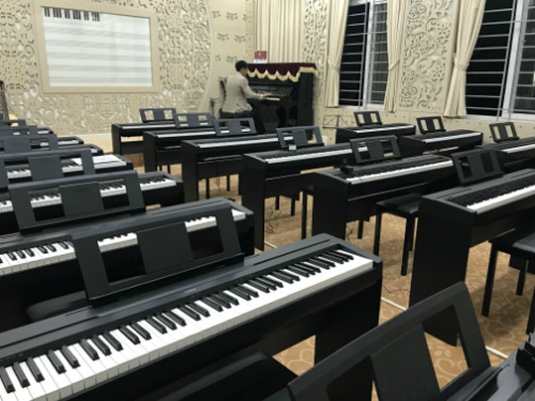Học sinh chuyên Ngoại ngữ Hà Nội được học đàn piano, violin tại trường