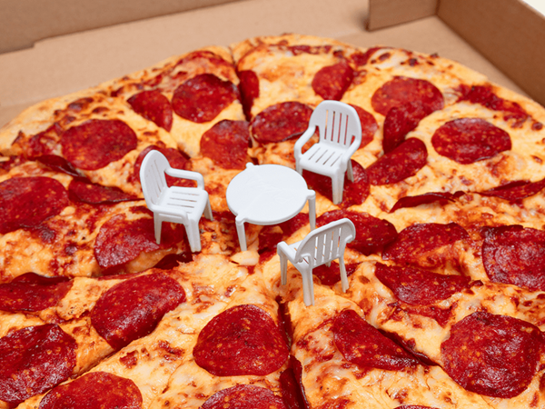 Hộp pizza thông minh có thể biến thành… cái bàn, để bạn ăn pizza… trên giường!