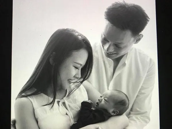 Hot Youtuber Nhật Anh Trắng cười "toe toét" đón con đầu lòng