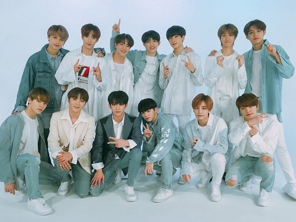 SEVENTEEN đã hạ cánh, diện áo ấm giữa tiết trời nắng nóng của TP.HCM