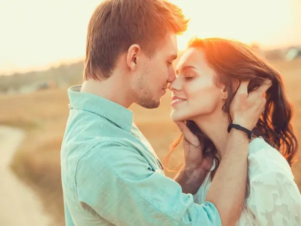 Dấu hiệu cho thấy 12 chàng hoàng đạo muốn "đi xa hơn tình bạn" với một cô gái