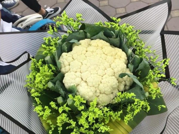 Cách chụp kỷ yếu hài hước: Tạo dáng siêu đẹp với bó hoa súp lơ chỉ 10K