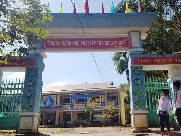Hàng trăm học sinh có nguy cơ bỏ học vì… xã đạt nông thôn mới