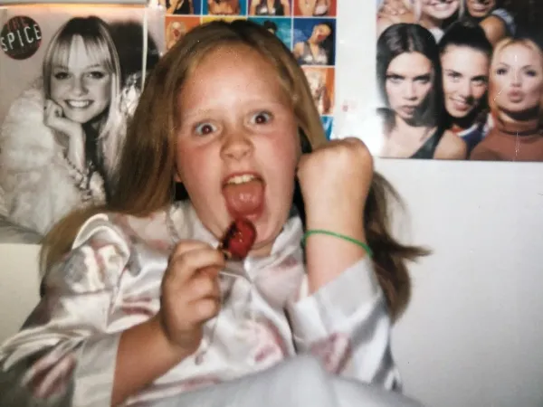 Spice Girls vừa tung tin trở lại, Adele tung hình đúng chuẩn “fan-girl”