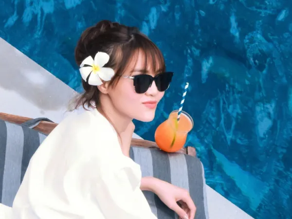 Ninh Dương Lan Ngọc cùng hội "chị em bạn dì" khoe dáng bên bể bơi