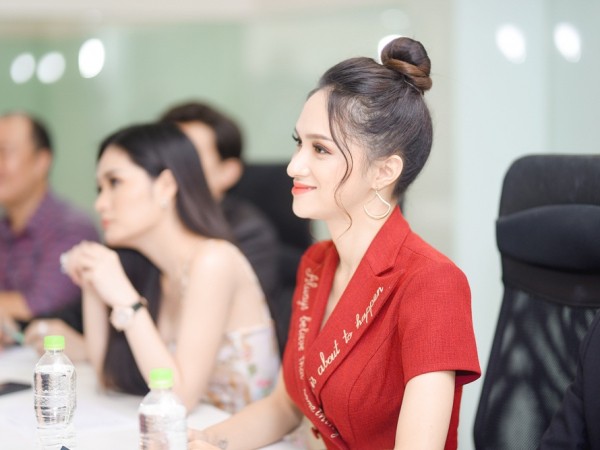 Xuất hiện bản sao Ngọc Trinh - Minh Tú khiến Hương Giang thích thú tại buổi casting "The Tiffany Vietnam"