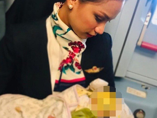 Nữ tiếp viên hàng không cho con của hành khách bú ngay trên máy bay