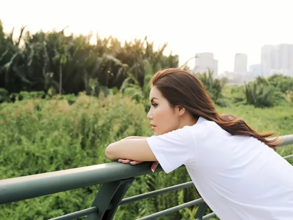 Minh Tú hé lộ đời sống phía sau hào quang “sang chảnh” ở showbiz trong clip gửi Miss Supranational 2018
