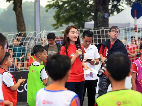 Người đẹp Ngọc Nữ và VĐV Đỗ Kim Phúc "thắp lửa" tinh thần cho các cầu thủ nhí