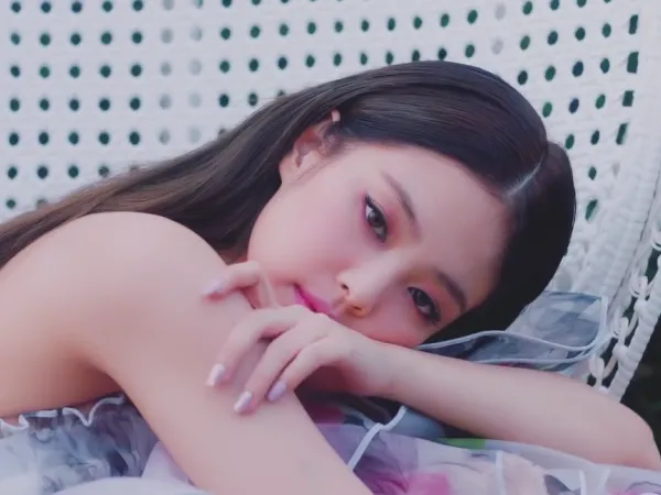 Jennie (Black Pink) lại tiếp tục gây tranh cãi vì biểu diễn quá hời hợt, không có tâm