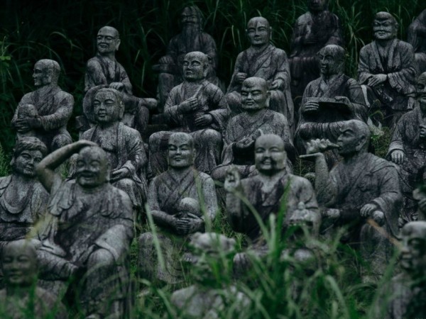 Góc hết hồn: Công viên bỏ hoang với 800 bức tượng cười mỉm bí hiểm ở Nhật Bản