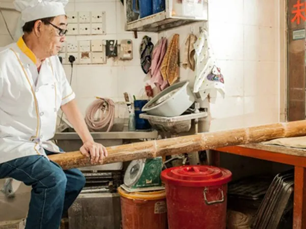 Món mì cổ truyền độc lạ của Trung Quốc được làm bằng…ống tre dài 2 mét!
