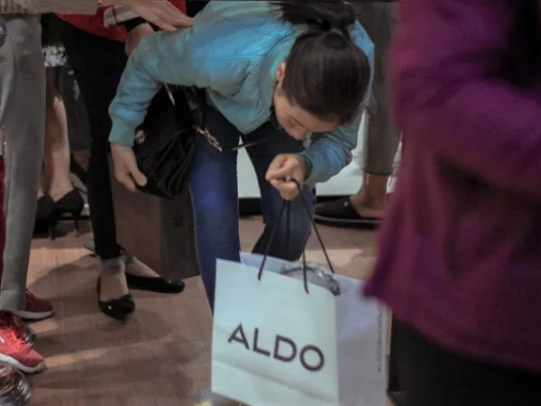 Black Friday: Các TTTM tại Hà Nội “vỡ trận”, khách luồn khe cửa để "xem cho biết"?