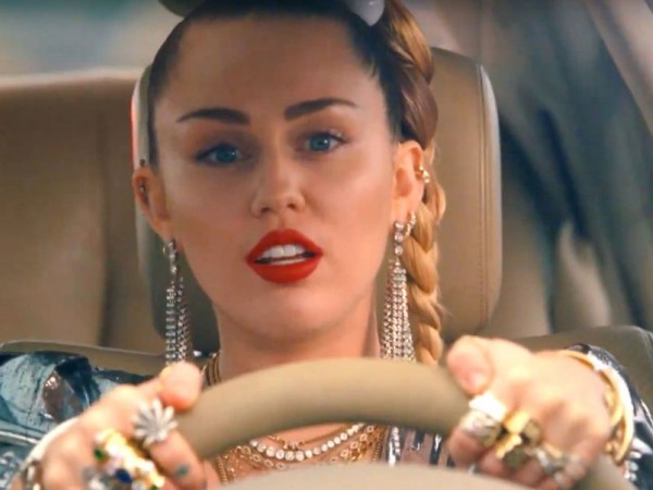 Bạn có nhận ra hết ẩn ý được Miley Cyrus “cài" trong MV “Nothing Breaks Like A Heart”?