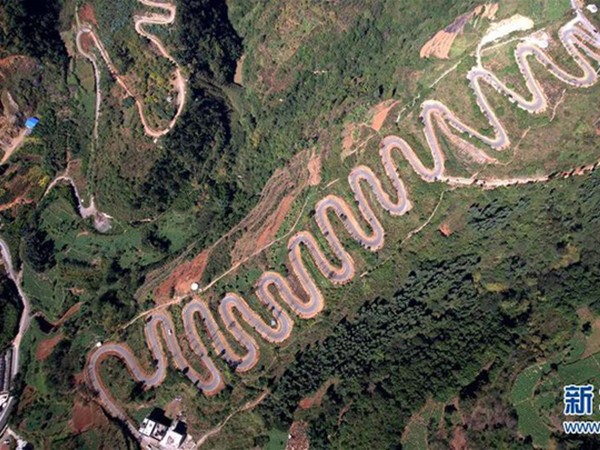 Trung Quốc: Choáng với con đường dài hơn 6km nhưng có tới 68 khúc cua