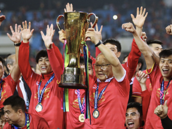 Hành động đẹp của đội trưởng đội tuyển Việt Nam dành cho HLV Park Hang-seo