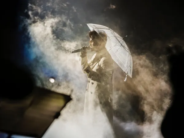 Hà Anh Tuấn xúc động hát tặng fan mất vì bệnh tim trong concert tại Đà Lạt
