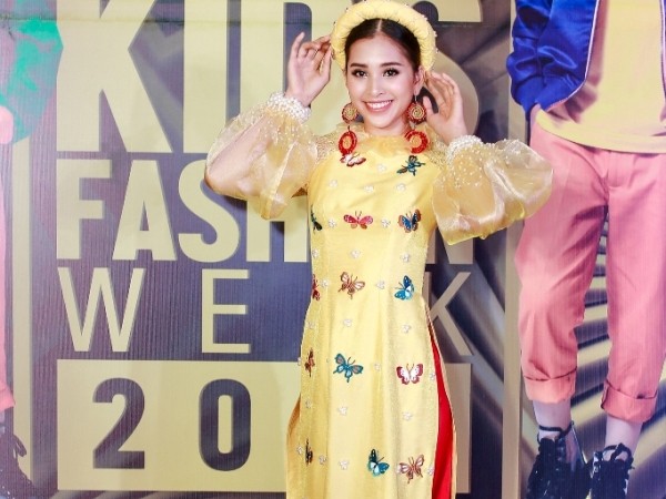 Hoa hậu Tiểu Vy khoe vẻ nữ tính với tà áo dài truyền thống tại sự kiện thời trang