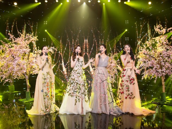 Hoa hậu Tiểu Vy cùng dàn người đẹp cất tiếng hát chào đón năm mới 2019