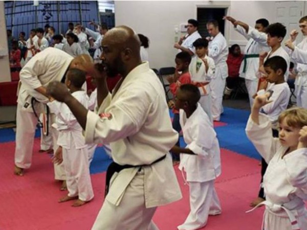 Mỹ: Tên bắt cóc đuổi theo “con mồi” vào võ đường karate và nhận lấy cái kết nhớ đời