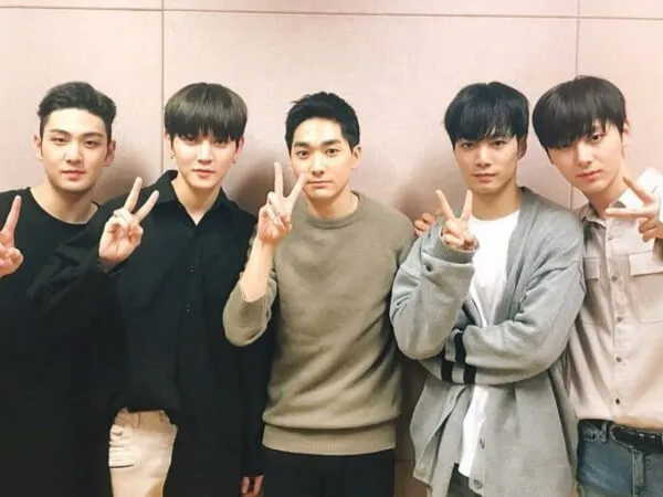Người hâm mộ mừng rỡ khi thấy NU'EST đăng ảnh cùng nhau đón Tết Nguyên đán