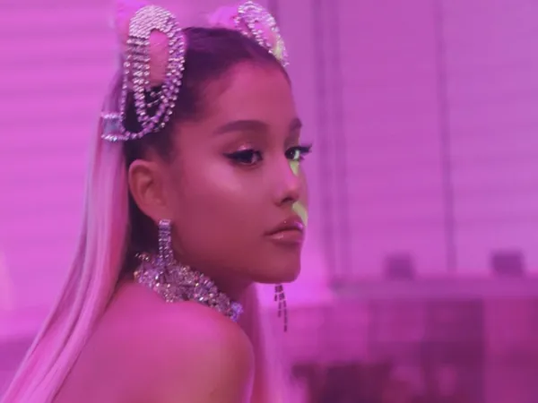 Ăn mừng thành công của “7 Rings”, Ariana Grande mở hẳn "tiệc BBQ" ngay trên... bàn tay của mình!