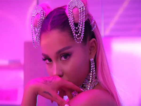 Có ai “nhọ” như Ariana Grande, cố gắng sửa lỗi hình xăm nhưng càng sửa càng tệ hơn!