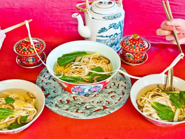Việt Nam có bánh chưng bánh tét, vậy các nước hàng xóm ngày Tết ăn món gì?