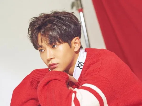 K-Pop có một nam idol cao kều đến nỗi phải tự hạ thấp chiều cao trong hồ sơ