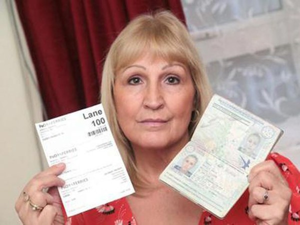 Anh: Mẹ U60 thoải mái đi nước ngoài bằng hộ chiếu của con U30 mà không ai phát hiện