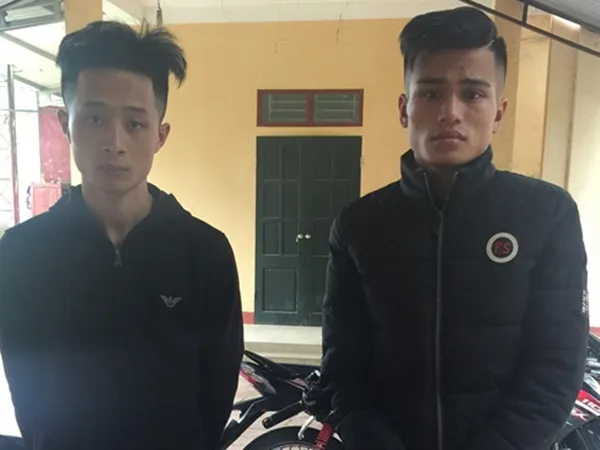 Hai thanh niên ném pháo vào trụ sở công an huyện