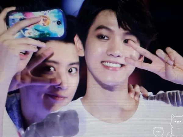 Giờ thì fan đã hiểu vì sao EXO luôn muốn né Chanyeol thật xa khi chụp ảnh