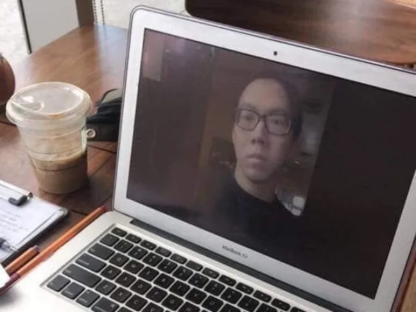 Đi cà phê 1 mình mà mắc vệ sinh, thanh niên nhanh trí nhờ bạn trông hộ đồ qua... Facetime