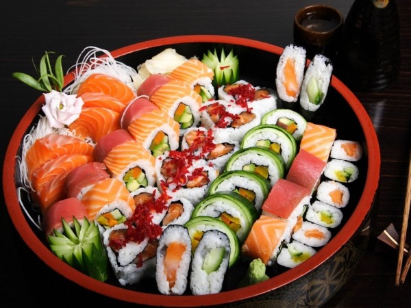 Một gia đình Nhật Bản tán gia bại sản vì trò "câu like" của cậu con trai tại nhà hàng sushi