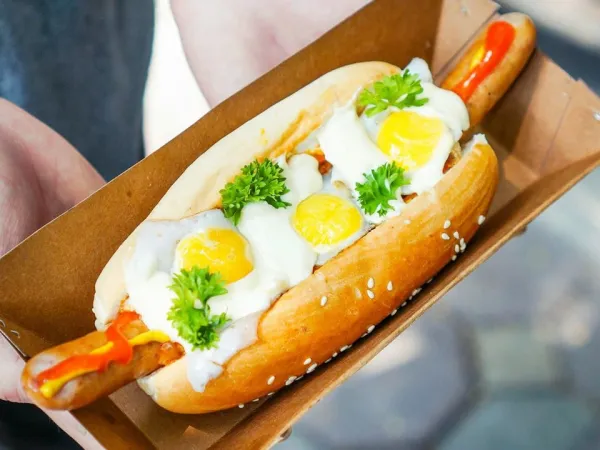 Nạp năng lượng đầu tuần với Hotdog trứng chảy sốt phomai