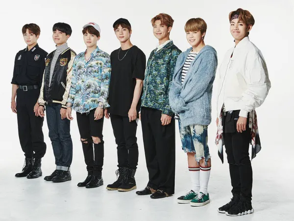 Hoảng hốt chưa, fan cuồng đột nhập vào phòng khách sạn ngay trong khi BTS livestream