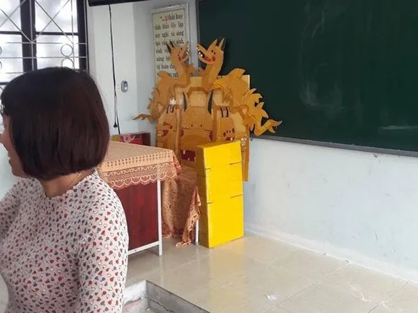 Một lần chơi lớn xem cô có trầm trồ, cả lớp "bá đạo" tặng cô giáo hẳn "ghế quàng thượng"
