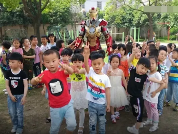 Khi fan “cuồng” Marvel làm bố: Đóng giả Iron Man vì con gái bị trêu chọc và cái kết...