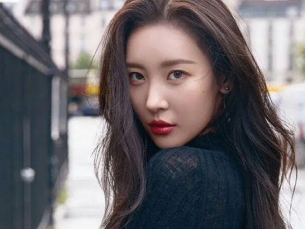Sunmi khiến fan lo lắng khi đăng hình thuốc giảm đau, bật khóc khi livestream
