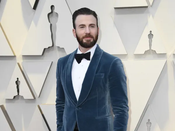 Chris Evans "lén lút" ăn mừng khi "Black Panther" thắng giải Oscars