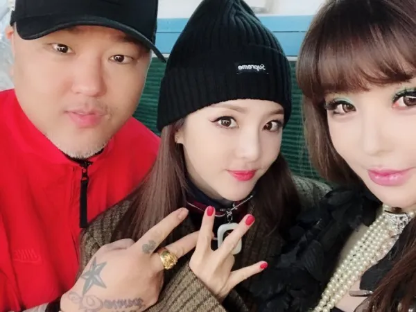 Park Bom chính thức công bố ngày trở lại, làm kí hiệu "2NE1" cùng Dara