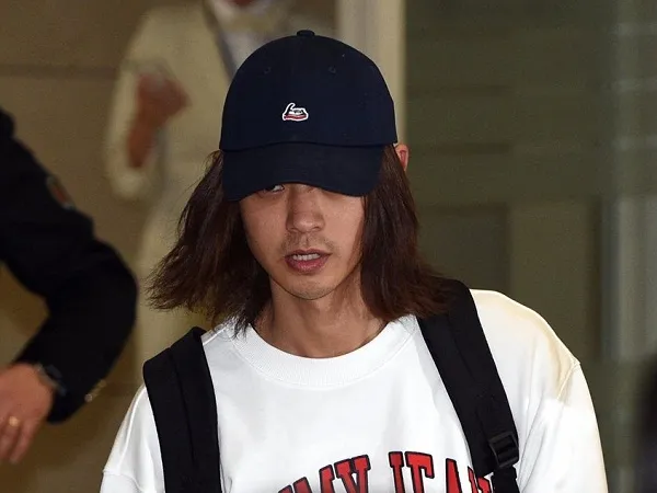Vừa đặt chân xuống sân bay, Jung Joon Young đã bị phóng viên vây kín đến ngạt thở
