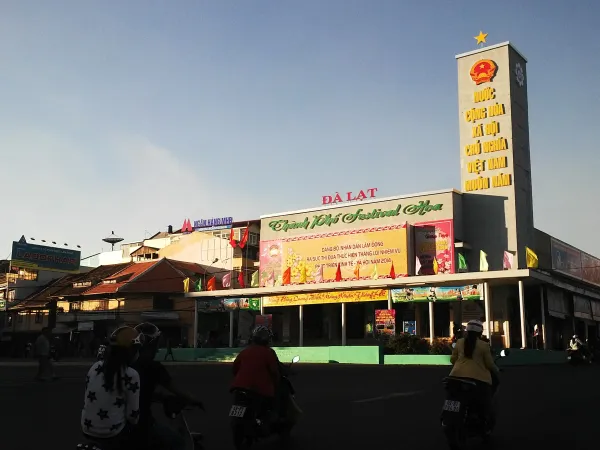 Đà Lạt dỡ bỏ Rạp Hòa Bình, di dời tỉnh trưởng, các bạn trẻ nói gì?
