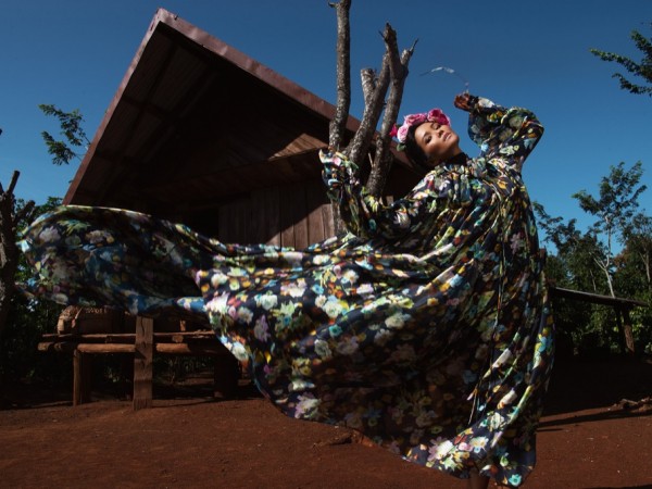 Hoa hậu H’Hen Niê cuốn hút giữa núi rừng Tây Nguyên với thiết kế đa màu sắc