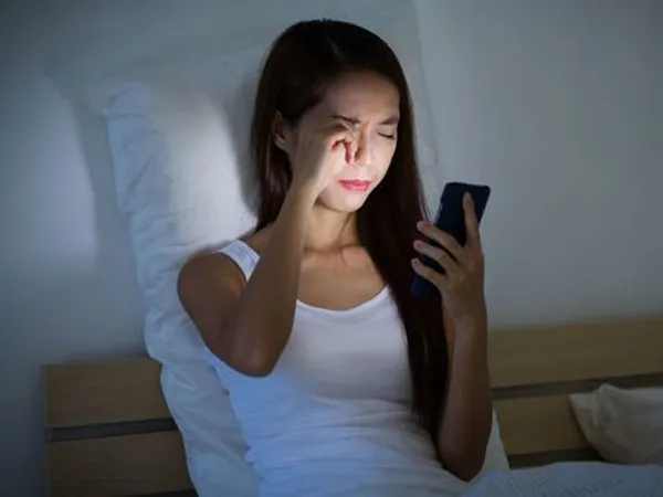 Sự nguy hiểm của thói quen ngủ thiếp khi đang cầm điện thoại trên tay