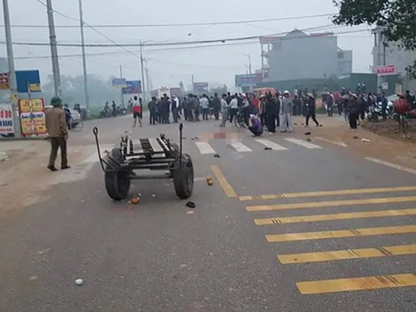Vĩnh Phúc: Xe khách tông đoàn người đưa tang, 7 người chết