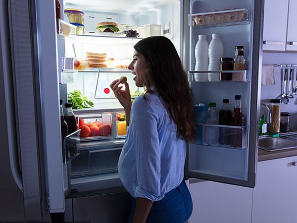 Anh: Người phụ nữ ăn “sạch” tủ lạnh trong khi ngủ mà không hề hay biết 